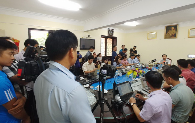 Ông Bùi Trọng Đắc trả lời các cơ quan thông tấn báo chí