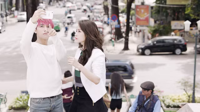  Cảm xúc trùng xuống khi nhìn thấy 1 bác thợ chụp ảnh dạo liên tục bị khách từ chối sau những lời mời chào chụp ảnh tết. 