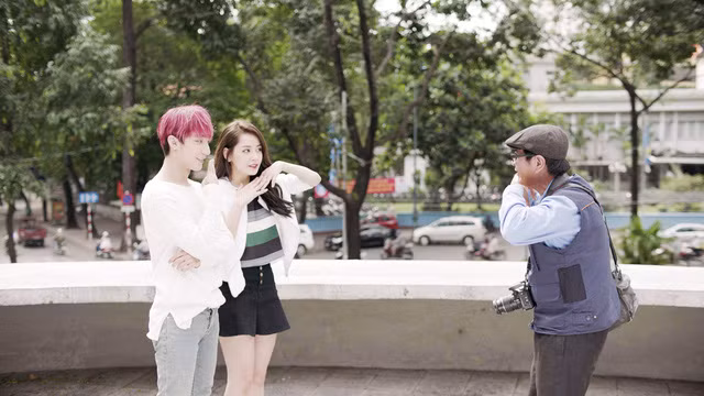 Sau khi suy nghĩ, 2 bạn trẻ quyết định mời bác thợ ảnh về chụp hình cho gia đình mình như thói quen tết truyền thống ngày xưa.