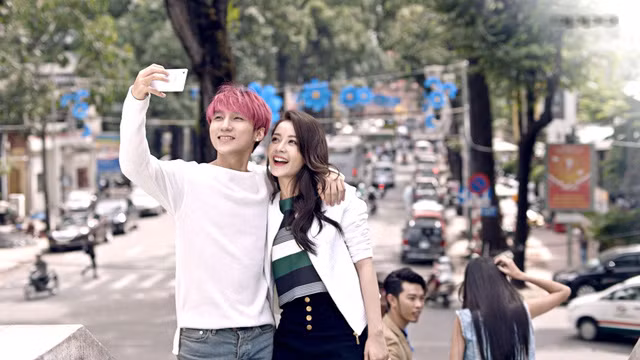  Vào vai 1 cặp đôi thích chụp hình tự sướng ở mọi lúc mọi nơi, song Sơn Tùng, Chi Pu lại cảm thấy chạnh lòng khi chứng kiến 1 tình huống đáng suy ngẫm diễn ra trên phố. 