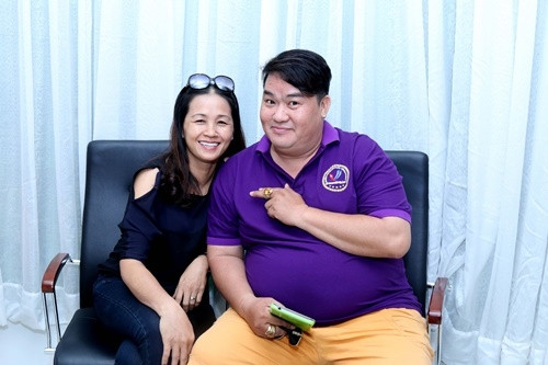 Hoàng Mập dẫn vợ U40 đi phẫu thuật nâng cấp vòng 1 - Ảnh 1 Hoàng Mập dẫn vợ U40 đi phẫu thuật nâng cấp vòng 1 - Ảnh 1