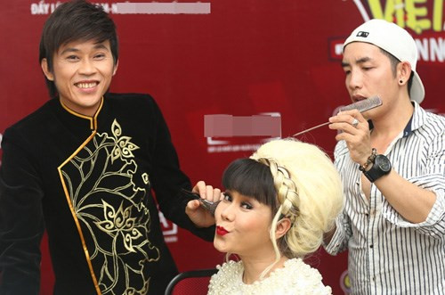 Hoài Linh cười tít mắt khi được Phạm Hương hôn má ảnh 3 Hoài Linh cười tít mắt khi được Phạm Hương hôn má - ảnh 2