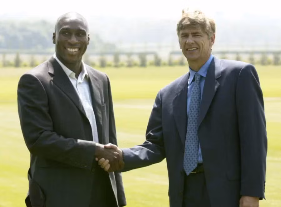 Năm 2001, Sol Campbell gây chấn động bóng đá Anh khi rời Tottenham sang Arsenal.