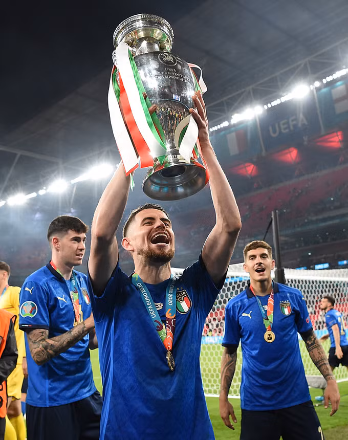 Jorginho nâng cao danh hiệu EURO 2020 cùng tuyển Italia