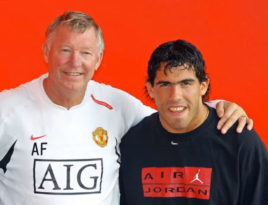 Sir Alex đã coi Tevez là "kẻ thù" sau khi rời Man Utd để đến Man City.