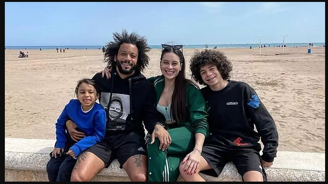 Marcelo "khoe" ảnh "tự sướng" cùng gia đình ở bãi biển Valencia hồi tháng 3.