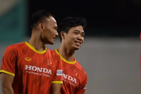 Công Phượng cười tươi rói bên đồng hương xứ Nghệ - tiền vệ Trọng Hoàng.