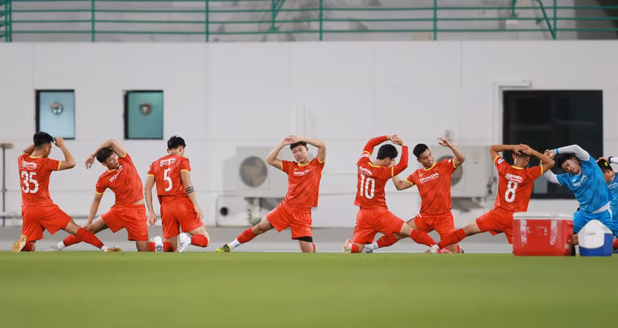 Các cầu thủ chủ yếu thả lỏng sau chặng bay dài.