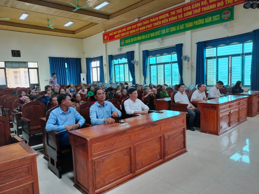 Đại diện Báo GD&TĐ cùng Tập đoàn GrowMax và chính quyền địa phương tại lễ trao quà Tết. Đại diện Báo GD&TĐ cùng Tập đoàn GrowMax và chính quyền địa phương tại lễ trao quà Tết.