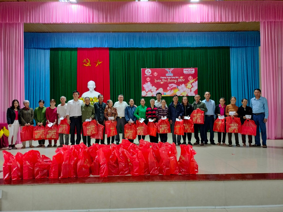 Những phần quà ý nghĩa mang đến cho bà con nhân dân một cái Tết đủ đầy hơn. Những phần quà ý nghĩa mang đến cho bà con nhân dân một cái Tết đủ đầy hơn.