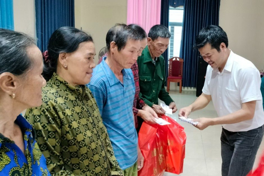 ...và Nhà báo Nguyễn Văn Dũng - Trưởng VP đại diện Báo GD&TĐ khu vực Bắc Trung Bộ trao quà cho các hộ có hoàn cảnh khó khăn. ...và Nhà báo Nguyễn Văn Dũng - Trưởng VP đại diện Báo GD&TĐ khu vực Bắc Trung Bộ trao quà cho các hộ có hoàn cảnh khó khăn.