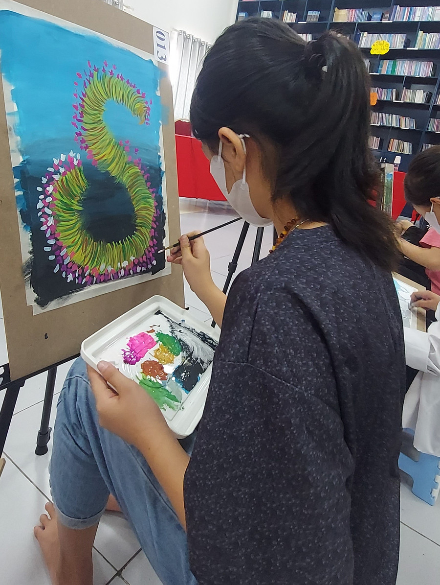 Đinh Trà My thể hiện bức tranh dòng sông hoa súng được chuyển thể từ tấm ảnh của nhiếp ảnh gia Khánh Phan. Ảnh: Bình Thanh