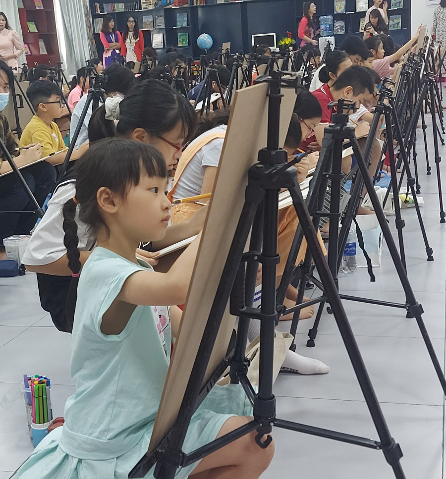 Các bé say sưa thể hiện góc nhìn của mình về cuộc sống tại cuộc thi. Ảnh: Bình Thanh