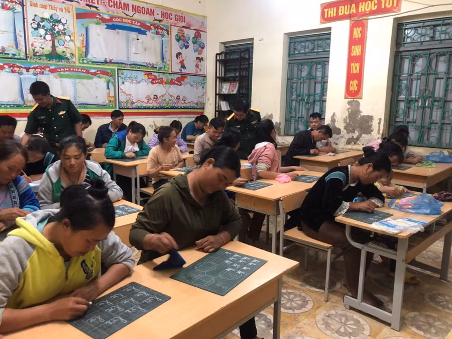 Trường PTDTBT Tiểu học Dào San (huyện Phong Thổ, tỉnh Lai Châu) tổ chức giáo viên đứng lớp là các chiến sĩ bộ đội. Ảnh: NTCC