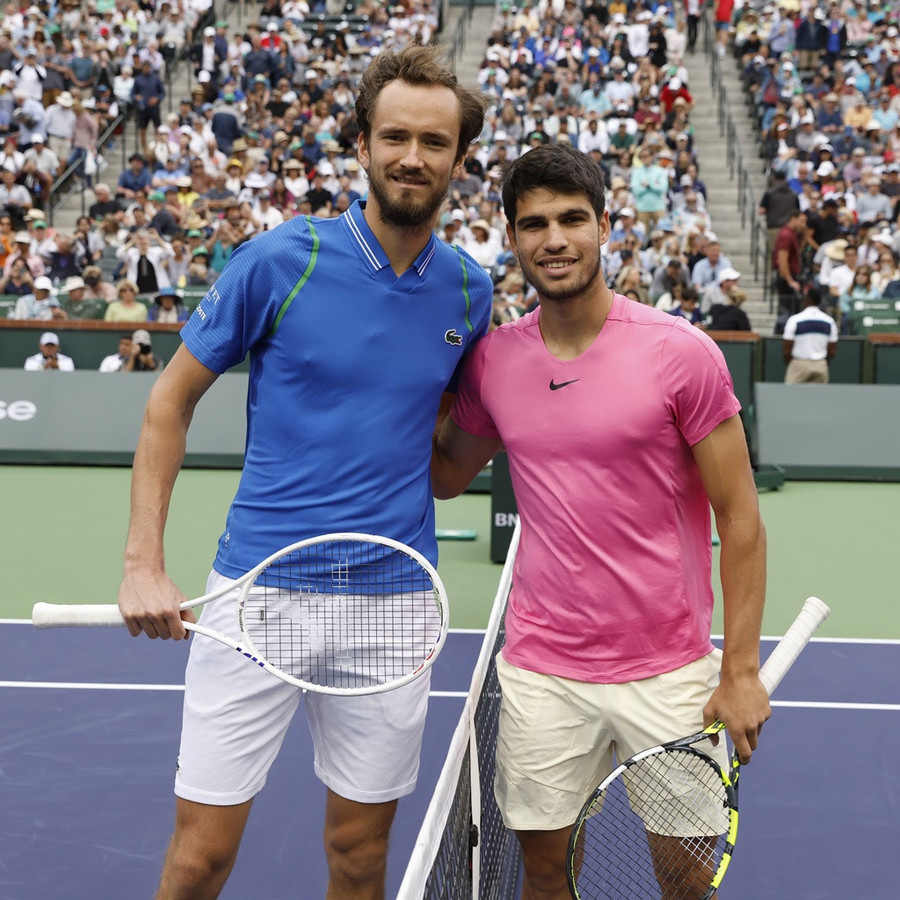 Carlos Alcaraz (bên phải) và Medvedev trước trận chung kết BNP Paribas Open. Ảnh: ITN. Carlos Alcaraz (bên phải) và Medvedev trước trận chung kết BNP Paribas Open. Ảnh: ITN.