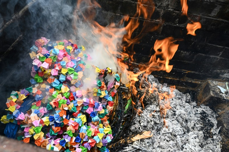 Hàng ngàn con hạc giấy Origami được đốt. Ảnh: AFP - Richard A.Brooks Hàng ngàn con hạc giấy Origami được đốt. Ảnh: AFP - Richard A.Brooks