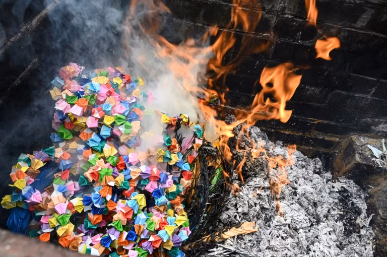 Hàng ngàn con hạc giấy Origami được đốt. Ảnh: AFP - Richard A.Brooks