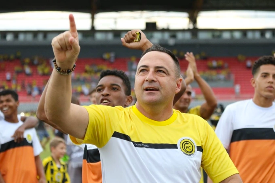 Huấn luyện viên Paulo Foiani còn được mang theo trợ lý đồng hương là Flavio Cruz sang Công an Hà Nội. Huấn luyện viên Paulo Foiani còn được mang theo trợ lý đồng hương là Flavio Cruz sang Công an Hà Nội.