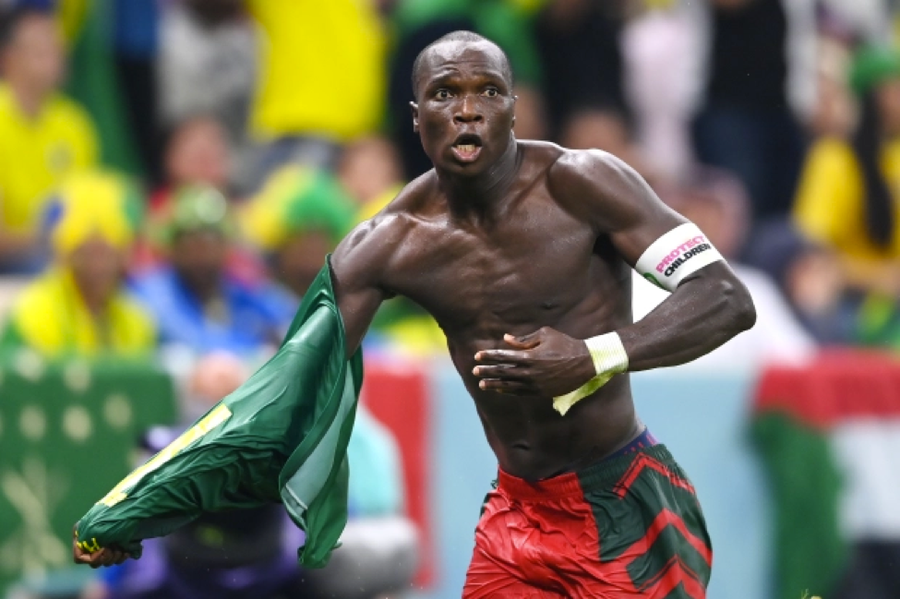 Vincent Aboubakar cởi áo ăn mừng bàn thắng vào lưới Brazil...