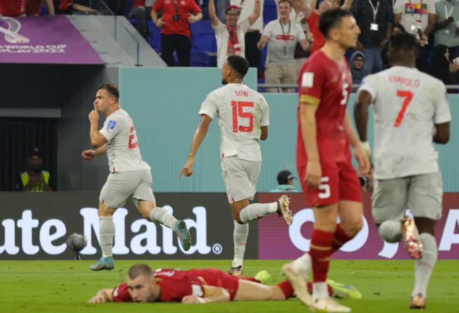 Thụy Sĩ (áo trắng) mừng vé đi tiếp khi hạ Serbia 3-2. Thụy Sĩ (áo trắng) mừng vé đi tiếp khi hạ Serbia 3-2.