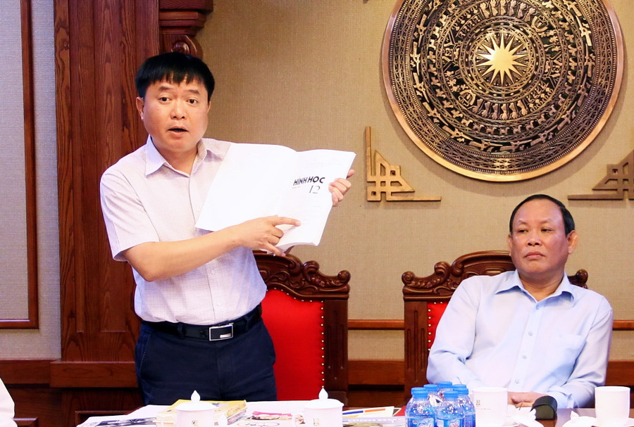 Ông Lê Hoàng Hải nêu nhiều dẫn chứng về những phương án nội dung bài tập được trình bày trong SGK hiện hành phù hợp với lịch sử biên soạn SGK của Giáo dục Việt Nam và xu thế SGK của các nước trong khu vực và trên thế giới Ông Lê Hoàng Hải nêu nhiều dẫn chứng về những phương án nội dung bài tập được trình bày trong SGK hiện hành phù hợp với lịch sử biên soạn SGK của Giáo dục Việt Nam và xu thế SGK của các nước trong khu vực và trên thế giới