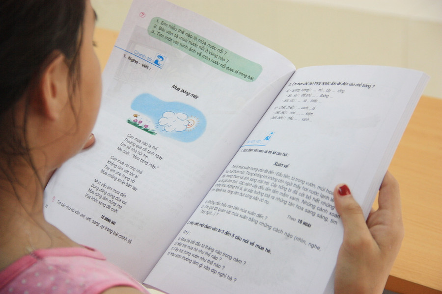 SGK được soạn thảo theo hướng đa dạng, phong phú về nội dung và hình thức trình bày nhằm tạo hứng thú học tập cho học sinh SGK được soạn thảo theo hướng đa dạng, phong phú về nội dung và hình thức trình bày nhằm tạo hứng thú học tập cho học sinh