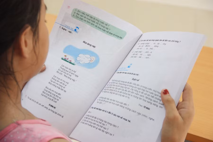 SGK được soạn thảo theo hướng đa dạng, phong phú về nội dung và hình thức trình bày nhằm tạo hứng thú học tập cho học sinh