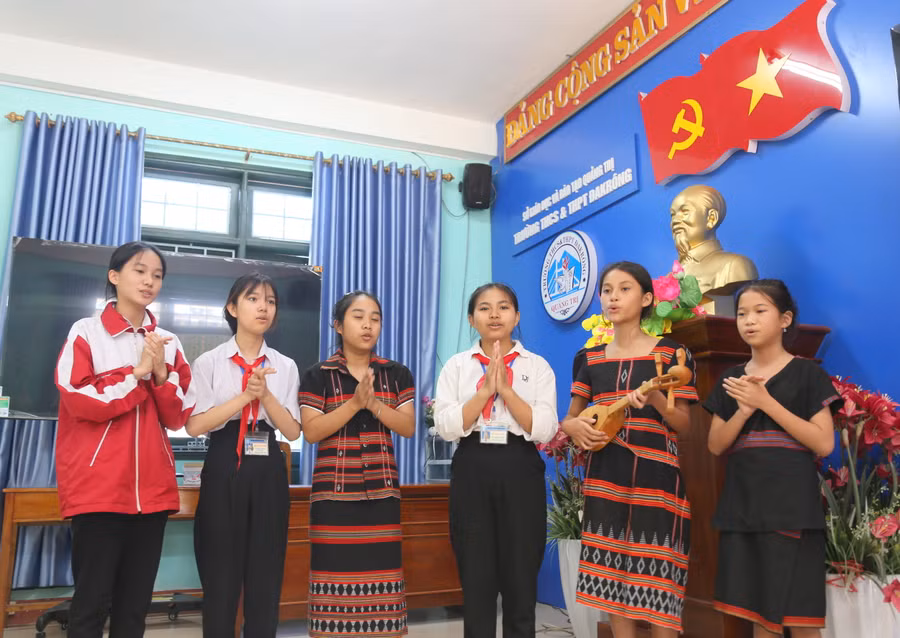 Các thành viên CLB dân ca Pa Kô luyện tập tại trường.