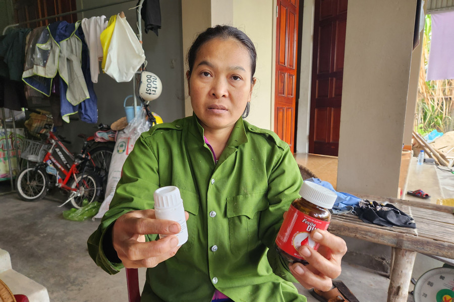 Sức khỏe chị Đặng Thị Thắm ngày càng yếu, phải thường xuyên uống thuốc điều trị bệnh.