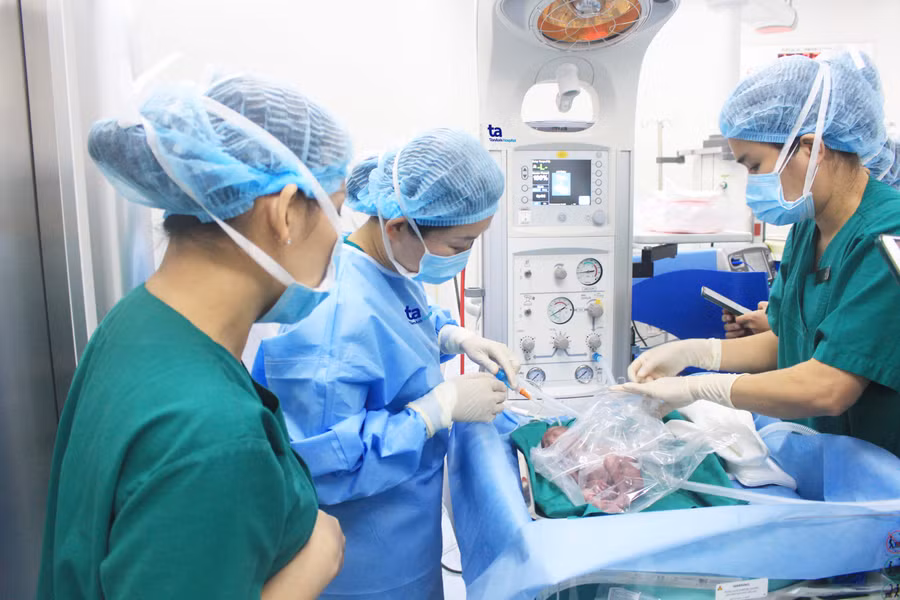 Ê-kíp 'giờ vàng' cùng trang thiết bị hồi sức kịp thời cứu trẻ sinh non và rất non. Ảnh: Tuệ Diễm