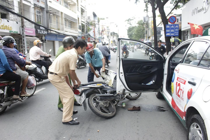 Tông vào cửa taxi, cô gái trẻ bị đứt gân chân