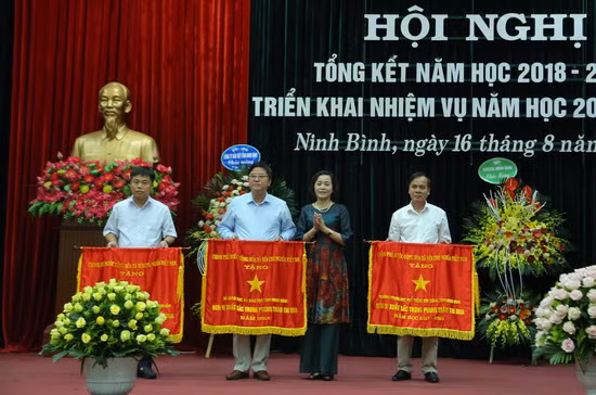 Bí thư tỉnh ủy Ninh Bình trao Cờ thi đua của Chính phủ cho 3 tập thể xuất sắc