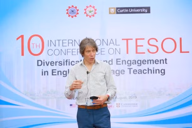 Giáo sư Jonathan Newton - Giảng viên Đại học Victoria Wellington, New Zealand trình bày báo cáo tại Hội thảo với chủ đề “Does the Teacher Matter? Raising the Bar and Rethinking Roles”