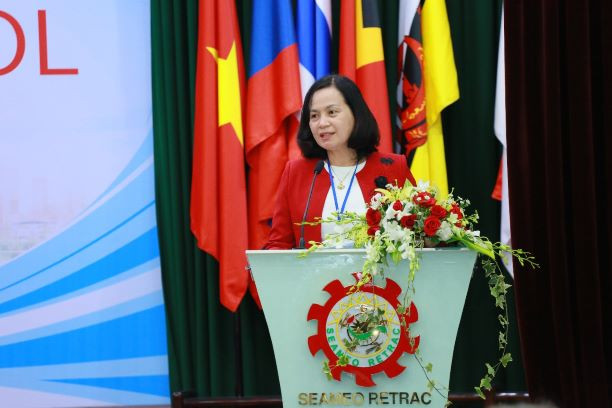 Bà Hồ Thanh Mỹ Phương – Giám đốc Trung tâm SEAMEO RETRAC tại TP Hồ Chí Minh phát biểu tại Hội thảo Bà Hồ Thanh Mỹ Phương – Giám đốc Trung tâm SEAMEO RETRAC tại TP Hồ Chí Minh phát biểu tại Hội thảo