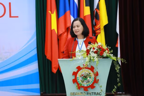 Bà Hồ Thanh Mỹ Phương – Giám đốc Trung tâm SEAMEO RETRAC tại TP Hồ Chí Minh phát biểu tại Hội thảo