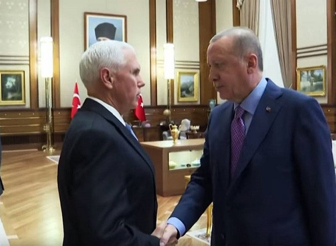 Cuộc gặp giữa Mỹ và Thổ Nhĩ Kỳ diễn ra trong không khí căng thẳng. Phó Tổng thống Mike Pence (trái), Tổng thống Thổ Nhĩ Kỳ Tayyip Erdogan (phải). 