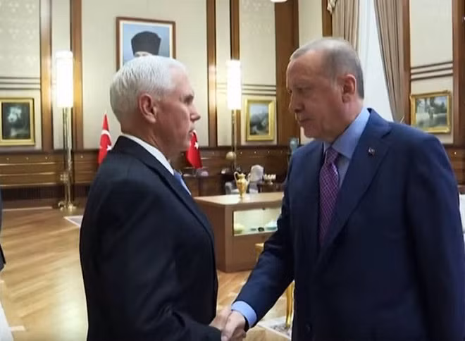 Cuộc gặp giữa Mỹ và Thổ Nhĩ Kỳ diễn ra trong không khí căng thẳng. Phó Tổng thống Mike Pence (trái), Tổng thống Thổ Nhĩ Kỳ Tayyip Erdogan (phải). 
