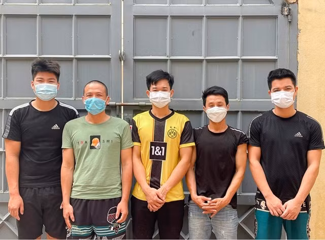 Nhóm đối tượng trộm cây duối cổ tại cơ quan điều tra.