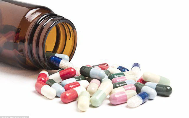 Các bác sĩ chẩn đoán trẻ bị suy tuyến thượng thận do dùng thuốc có corticoid kéo dài. Ảnh minh hoạ. 