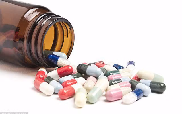 Các bác sĩ chẩn đoán trẻ bị suy tuyến thượng thận do dùng thuốc có corticoid kéo dài. Ảnh minh hoạ. 