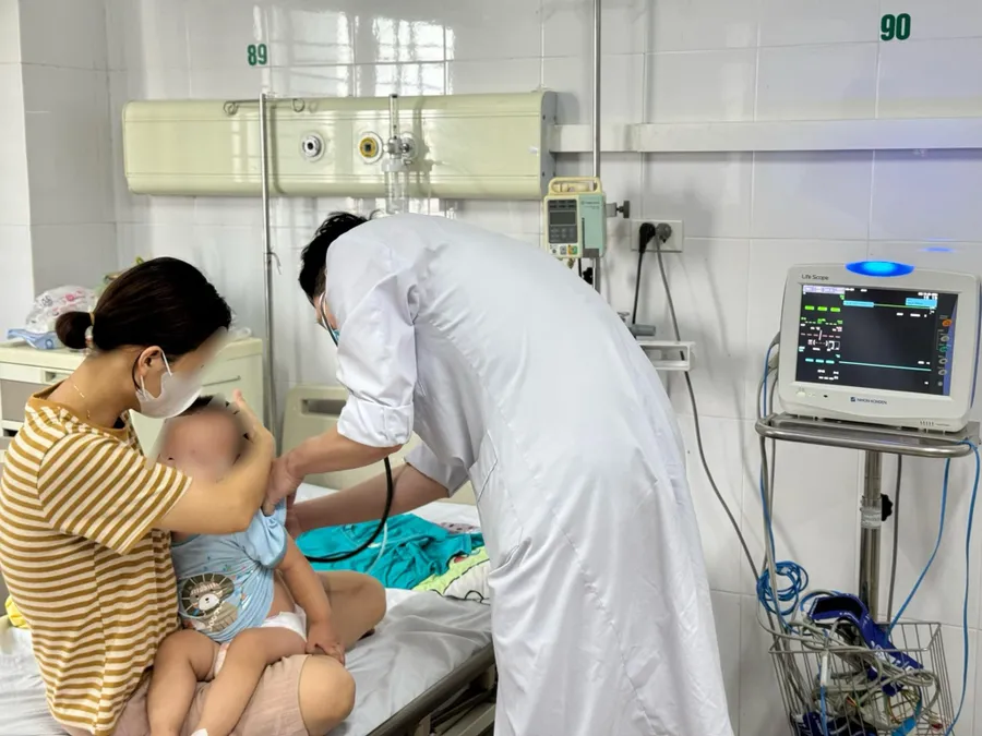 Trẻ nam, 19 tháng tuổi nhập khoa Nhi, Bệnh viện Bệnh Nhiệt đới Trung ương trong tình trạng sốt cao liên tục. Ảnh: BVCC. 