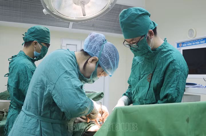 Các bác sĩ phẫu thuật cho người bệnh. Ảnh: BVCC.