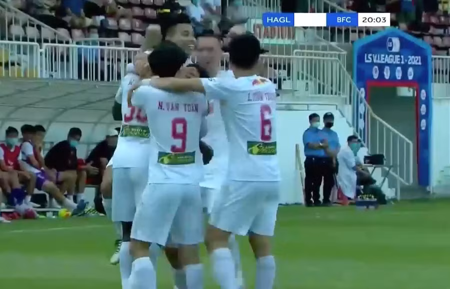 Chủ nhà HAGL 2 lần vươn lên dẫn trước.