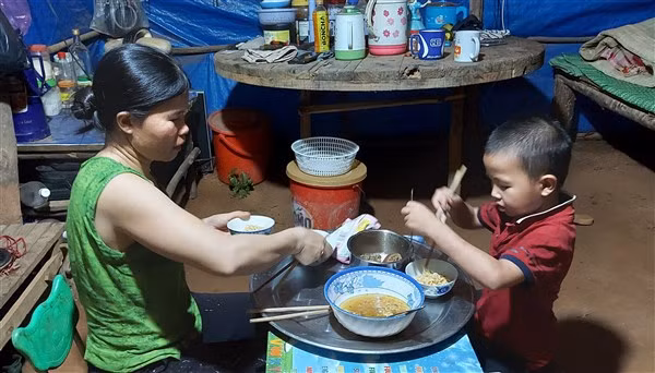 Bữa tối của mấy mẹ con chị Đặng Thị Liễu chỉ là gói mì tôm và vài miếng thịt còn sót lại từ trưa.