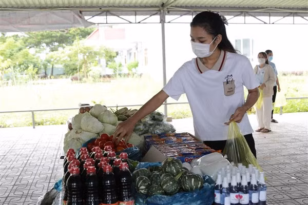 SV Trường ĐH Kiên Giang bị kẹt lại ký túc xá được hỗ trợ thực phẩm.