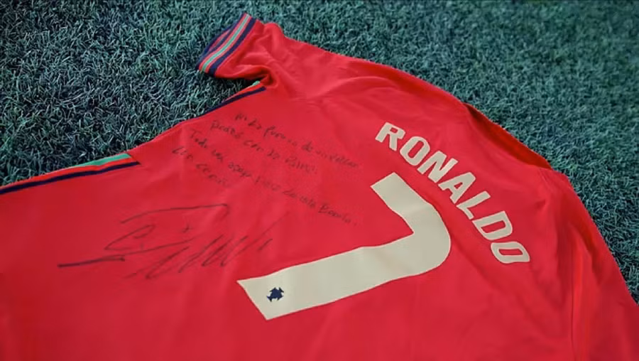 Ronaldo sẽ bán đấu giá chiếc áo số 7 kèm chữ ký vào ngày 24/12 để ủng hộ nạn nhân núi lửa La Palma.