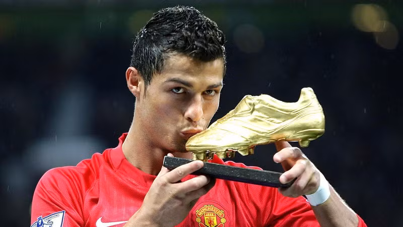 Ronaldo từng bán đấu giá làm từ thiện Chiếc giày vàng năm 2011.