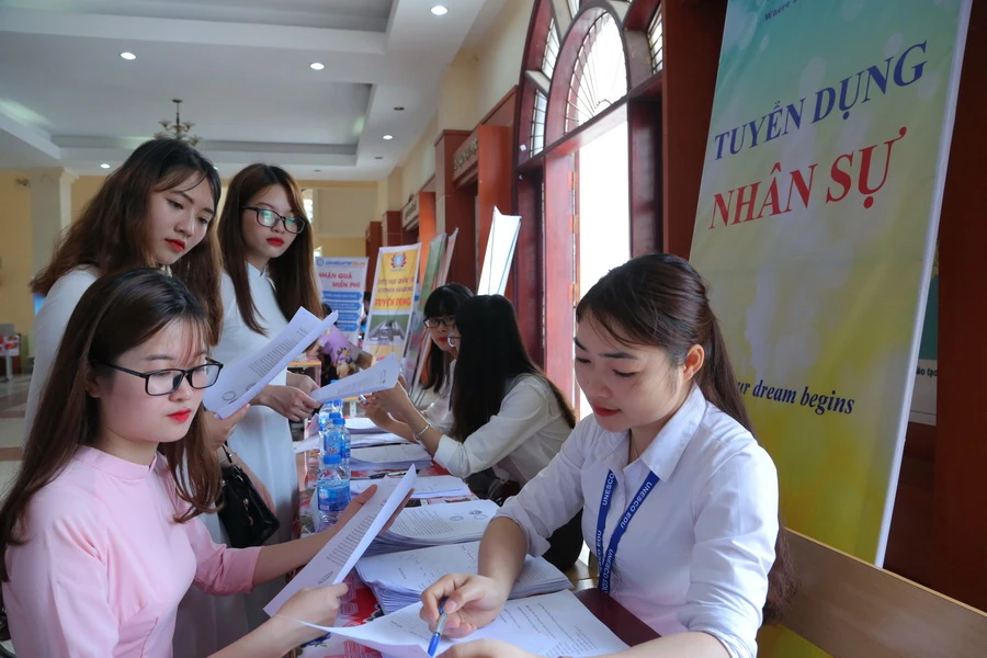 Sinh viên Trường ĐH Sư phạm Thái Nguyên tìm hiểu thông tin việc làm sau khi tốt nghiệp ra trường. Ảnh: Việt Hà