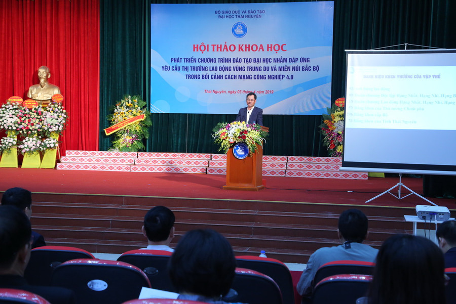 Nghiên cứu khoa học, tăng cường mô hình đào tạo liên kết giữa nhà trường và doanh nghiệp… dựa trên những thế mạnh là những hướng đang được ĐH Thái Nguyên ưu tiên phát triển Nghiên cứu khoa học, tăng cường mô hình đào tạo liên kết giữa nhà trường và doanh nghiệp… dựa trên những thế mạnh là những hướng đang được ĐH Thái Nguyên ưu tiên phát triển