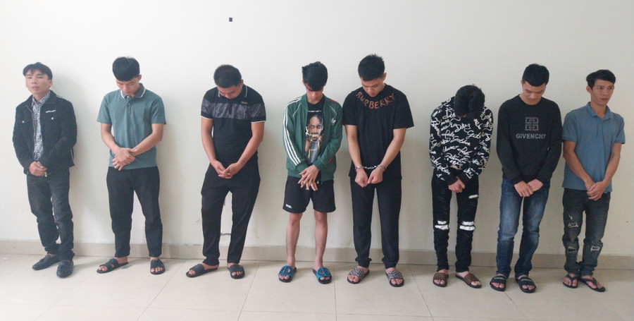 Nhóm thanh niên ở Nghệ An mua tài khoản ngân hàng rồi bán ra nước ngoài để phục vụ lừa đảo. Ảnh: CANA Nhóm thanh niên ở Nghệ An mua tài khoản ngân hàng rồi bán ra nước ngoài để phục vụ lừa đảo. Ảnh: CANA